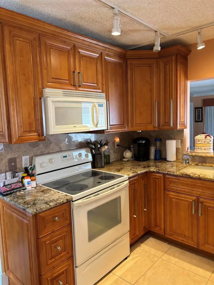 60 Pelican Pointe Drive # 1020, Delray Beach FL 33483