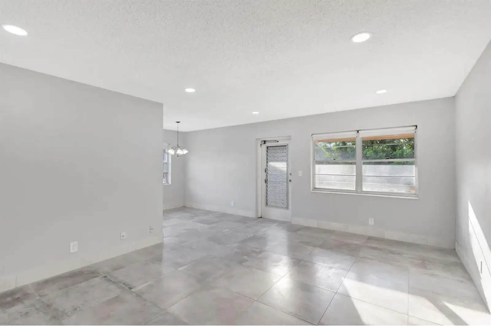 121 Bedford E, West Palm Beach FL 33417 photo 4