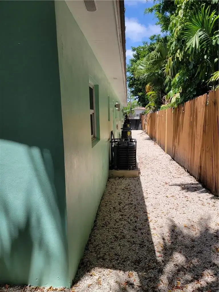 1010 NW 3rd Avenue, Hallandale Beach FL 33009 photo 5