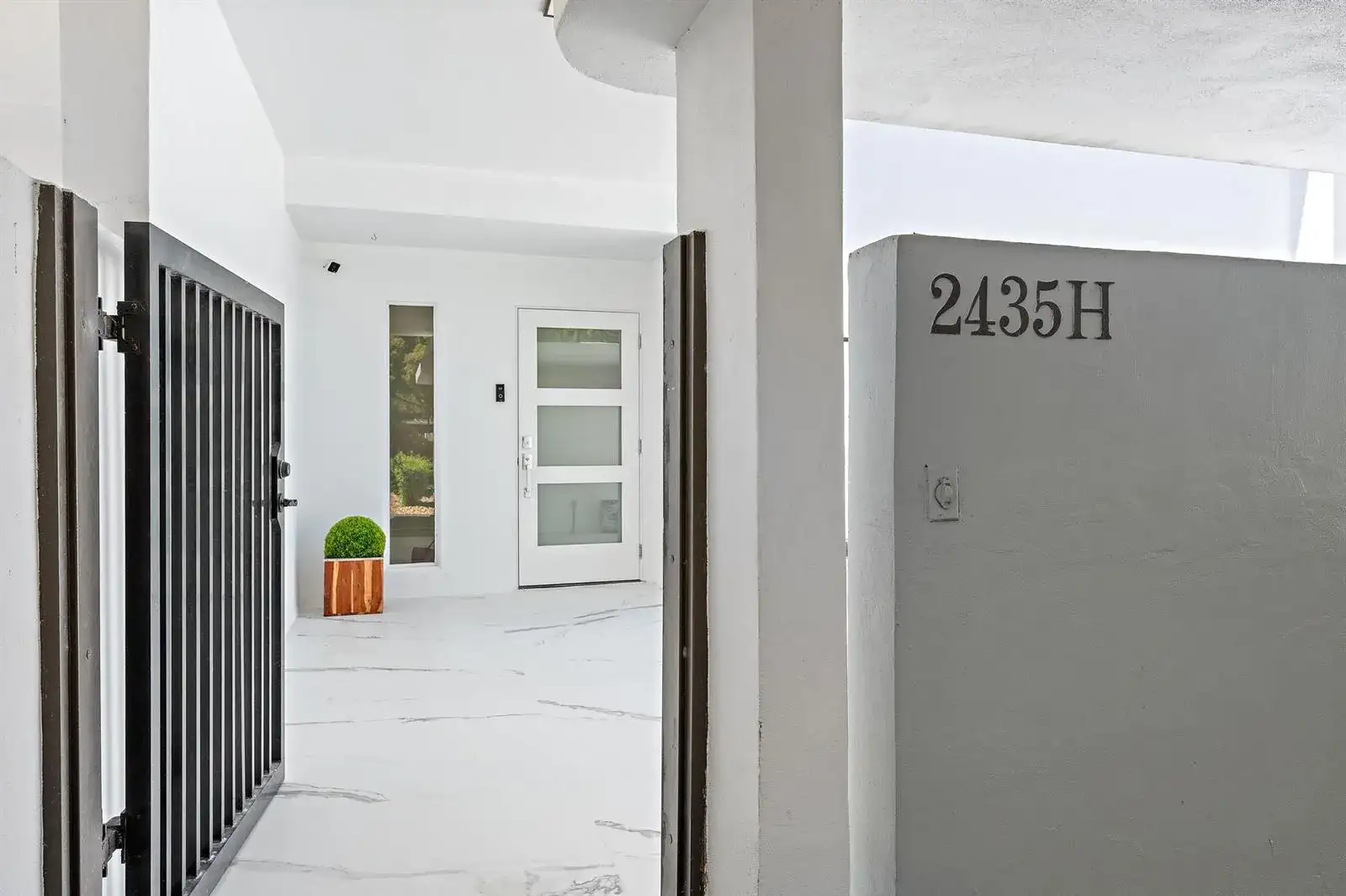 2435 Presidential Way # H, West Palm Beach FL 33401 photo 2
