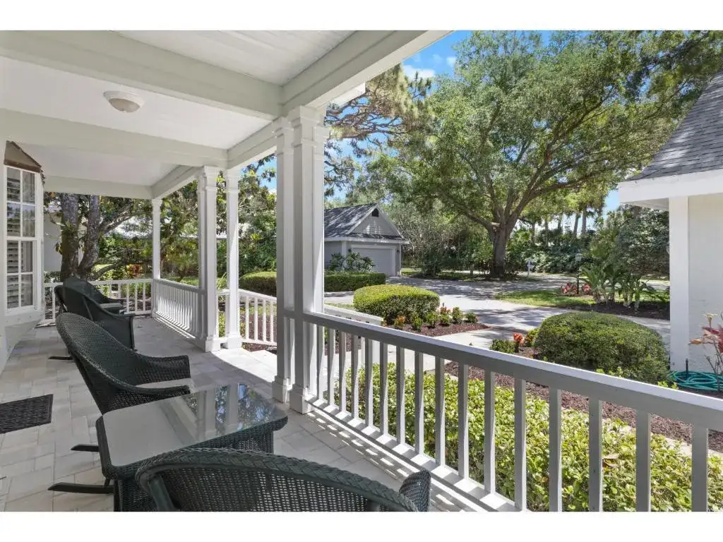 814 Carolina Circle SW, Vero Beach FL 32962 photo 2
