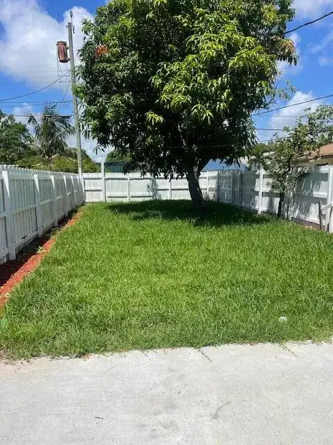 413 N E Street, FL 33460 photo 3