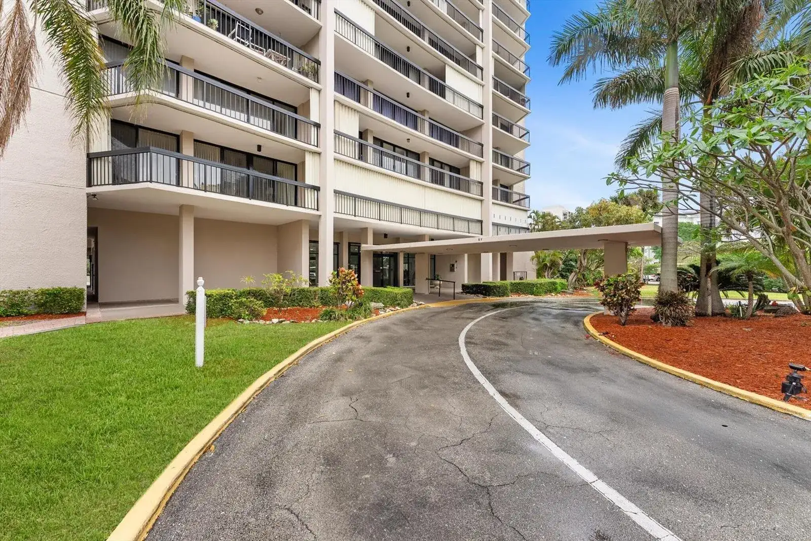 2425 Presidential Way # 704, West Palm Beach FL 33401
