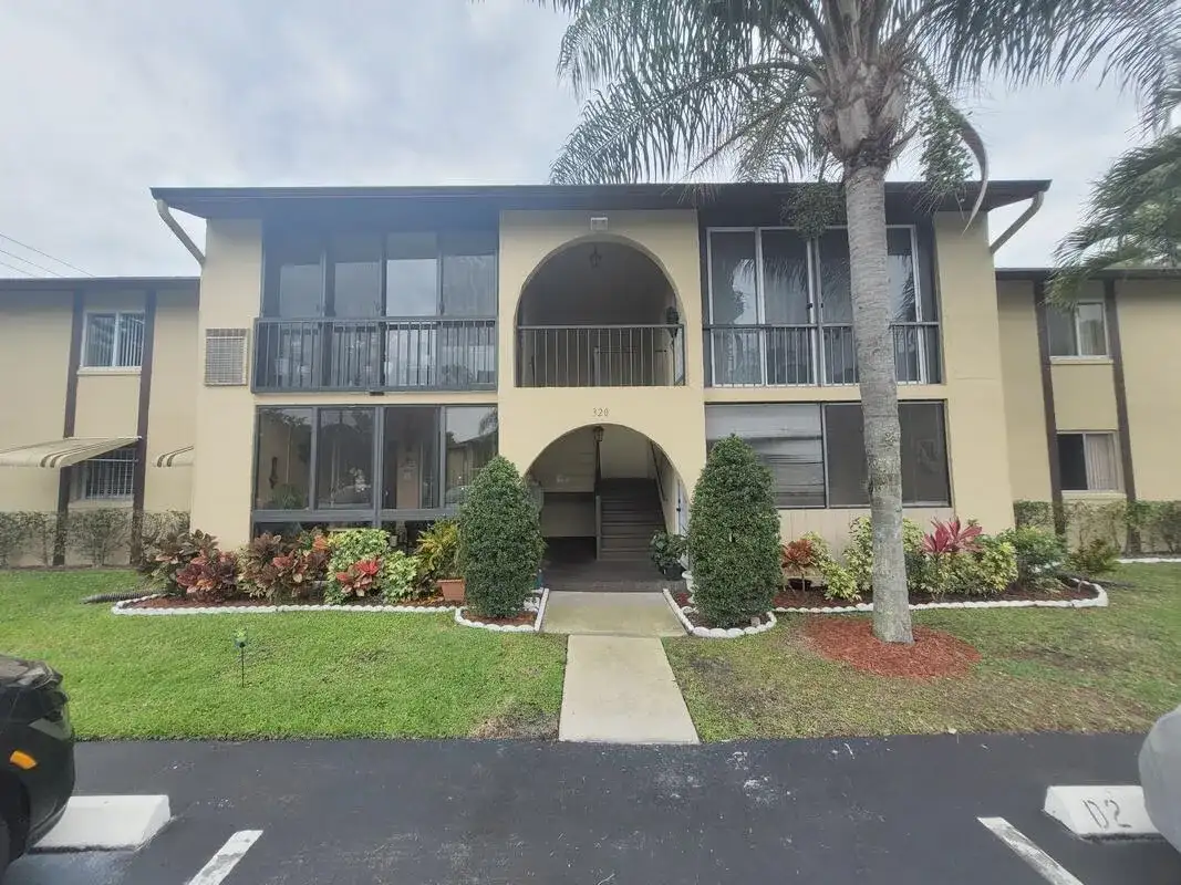 320 Pine Ridge Circle # A1, FL 33463 photo 2