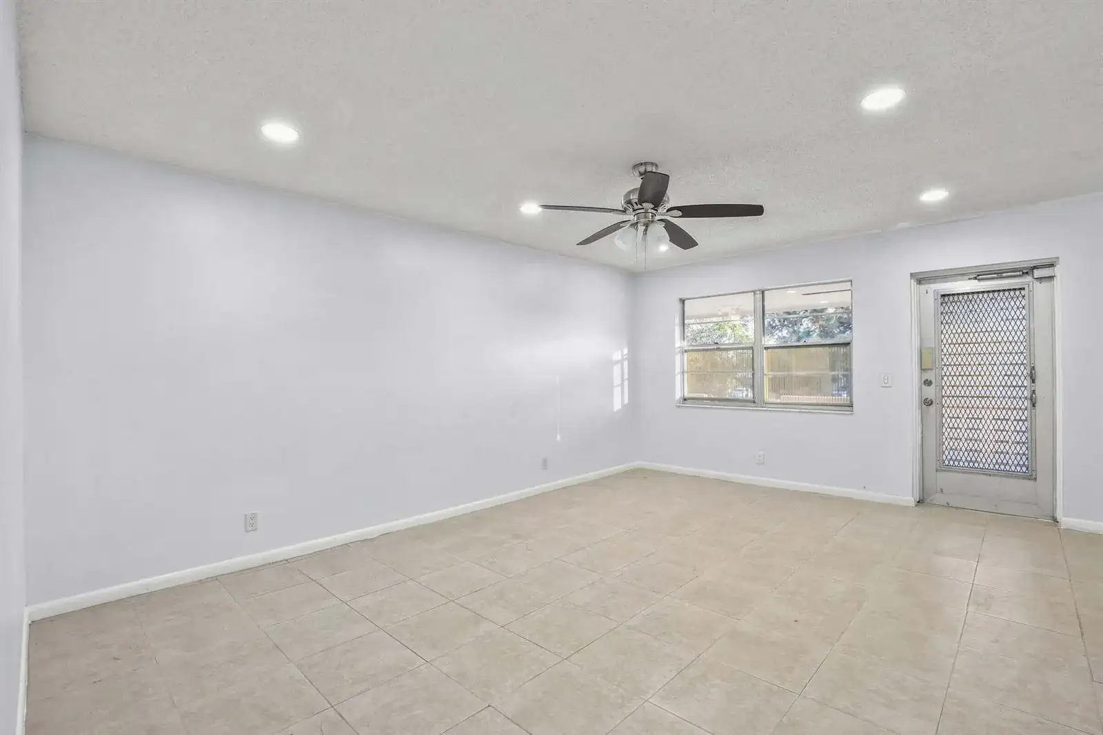 63 Hastings D, West Palm Beach FL 33417 photo 3