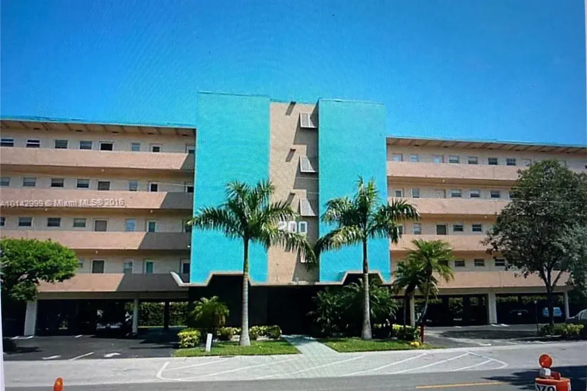 200 NE 14th Avenue Apt 222, Hallandale Beach FL 33009