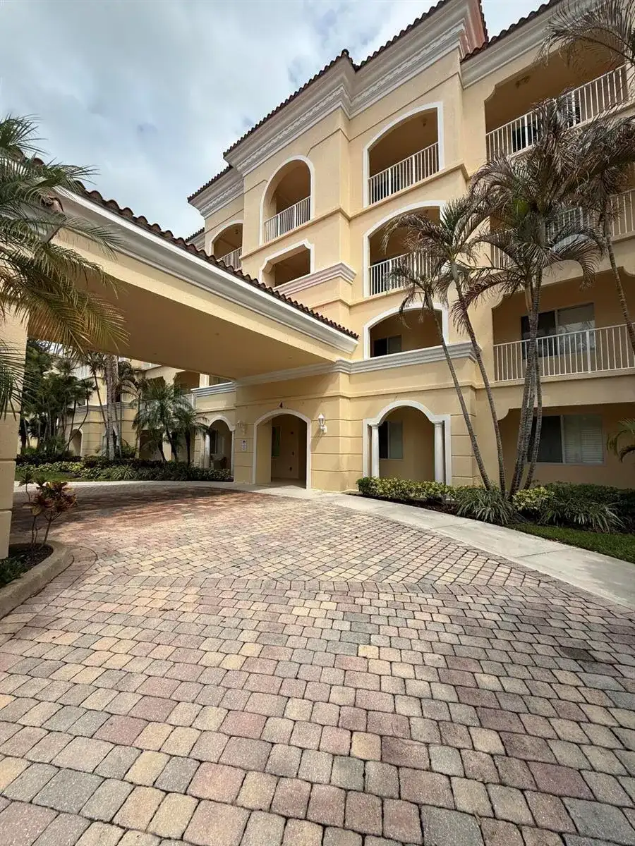 4 Harbour Isle Drive E Unit 204, Fort Pierce FL 34949 photo 2