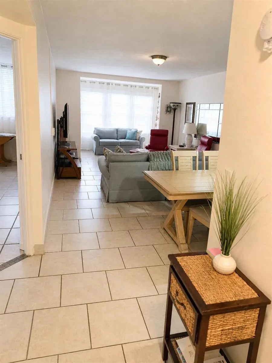2841 Somerset Drive # 107, Lauderdale Lakes FL 33311