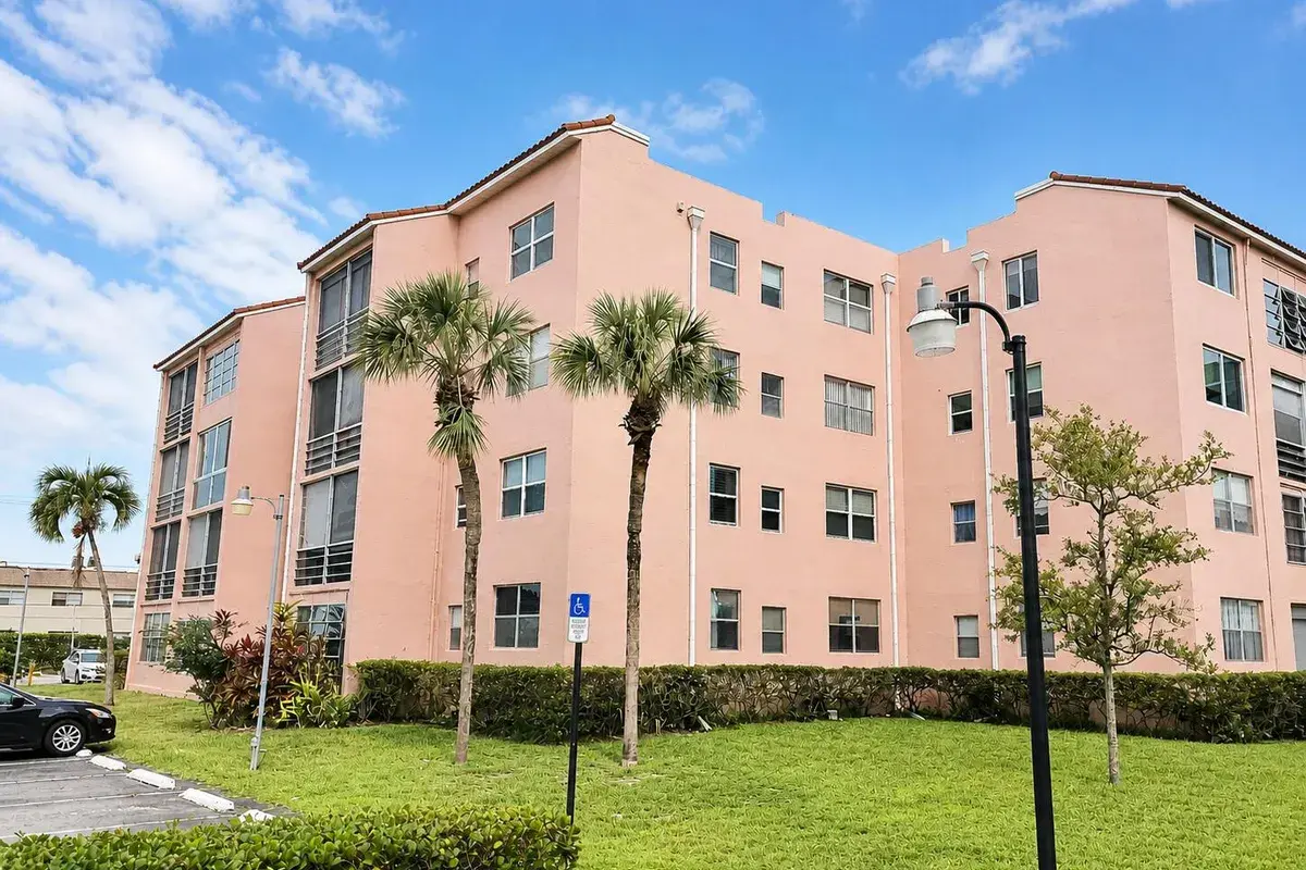 2841 Somerset Drive # 107, Lauderdale Lakes FL 33311
