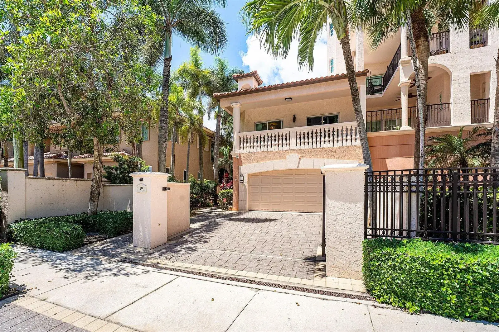 19 Hendricks Isle, Fort Lauderdale FL 33301 photo 2