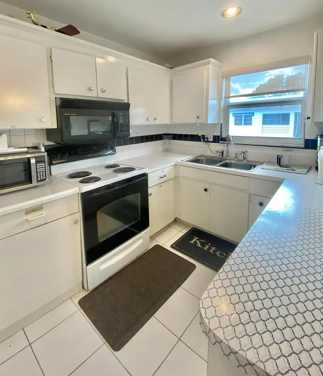 68 Stratford E, West Palm Beach FL 33417 photo 2