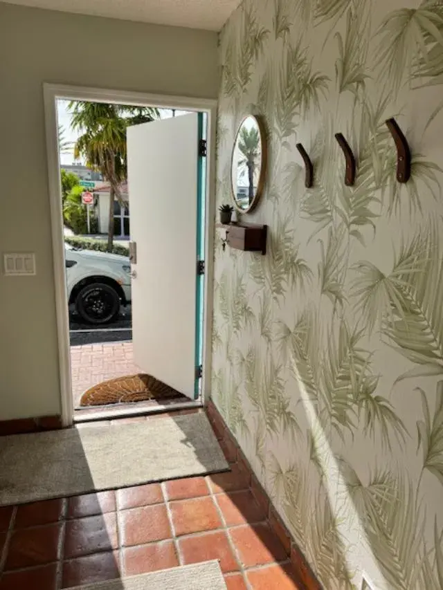 1800 N Ocean Drive # 203, Hollywood FL 33019
