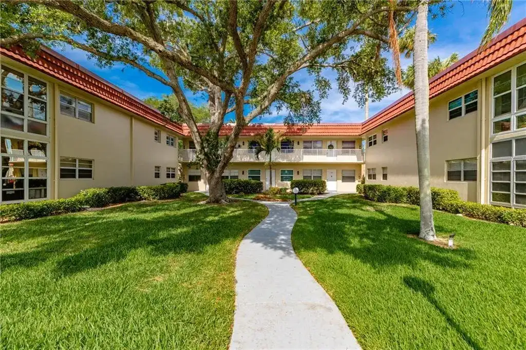 17 Vista Palm Lane # 201, Vero Beach FL 32962
