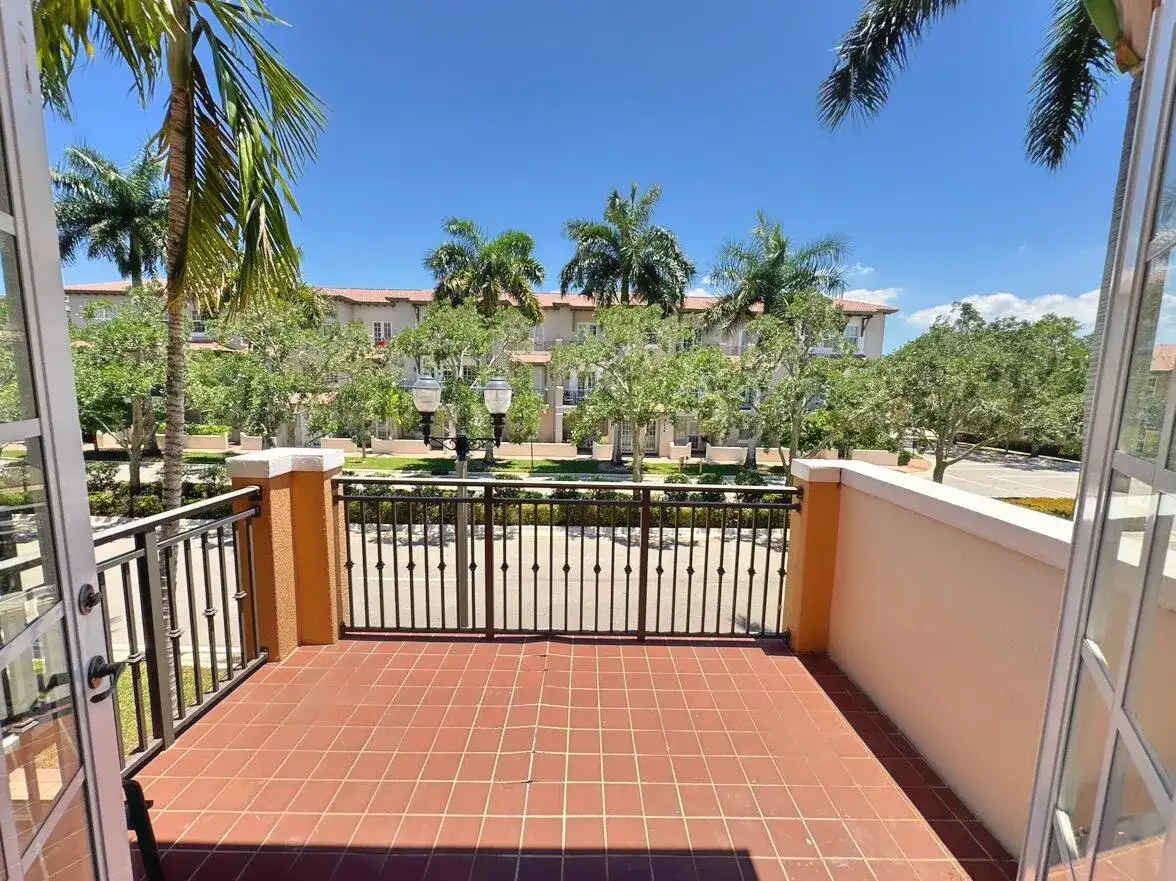 474 SW 147th Avenue, Pembroke Pines FL 33027 photo 3