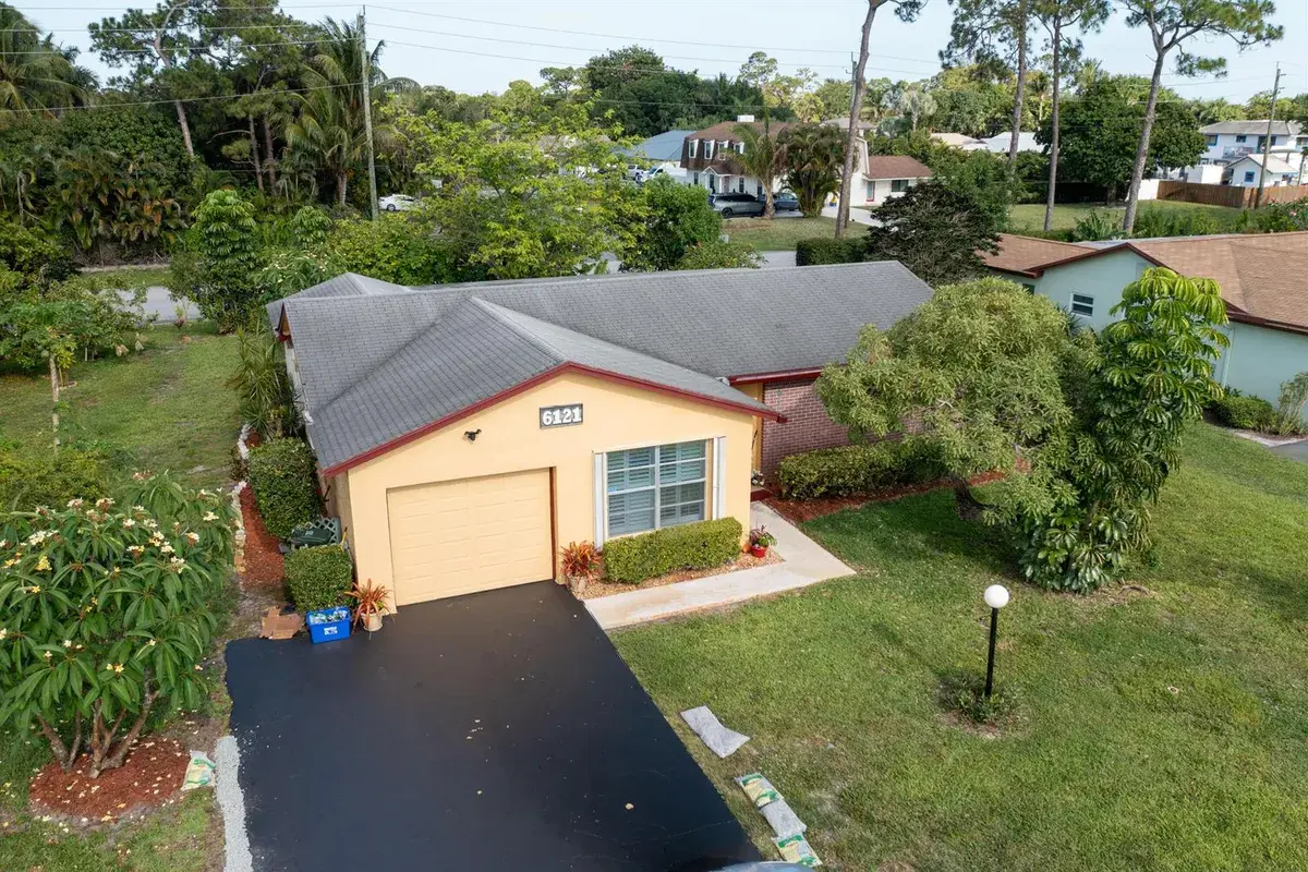 6121 Rainbow Circle, FL 33463