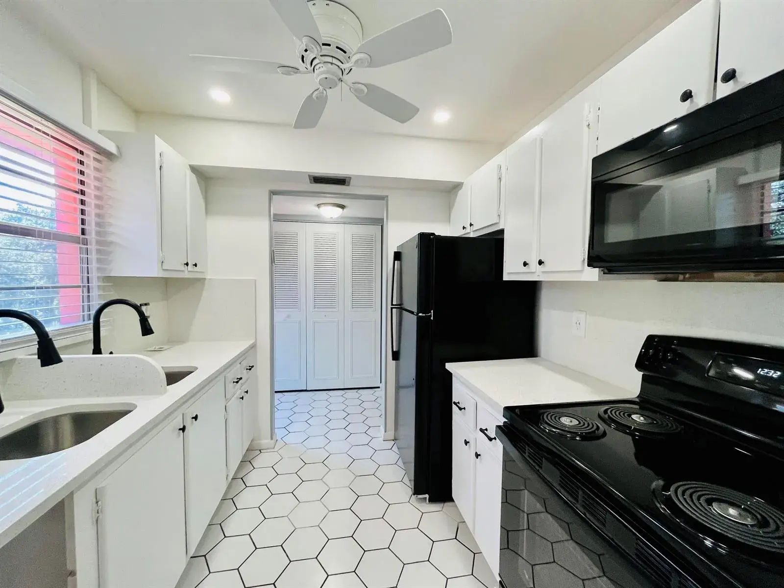 11 Golfs Edge E, West Palm Beach FL 33417
