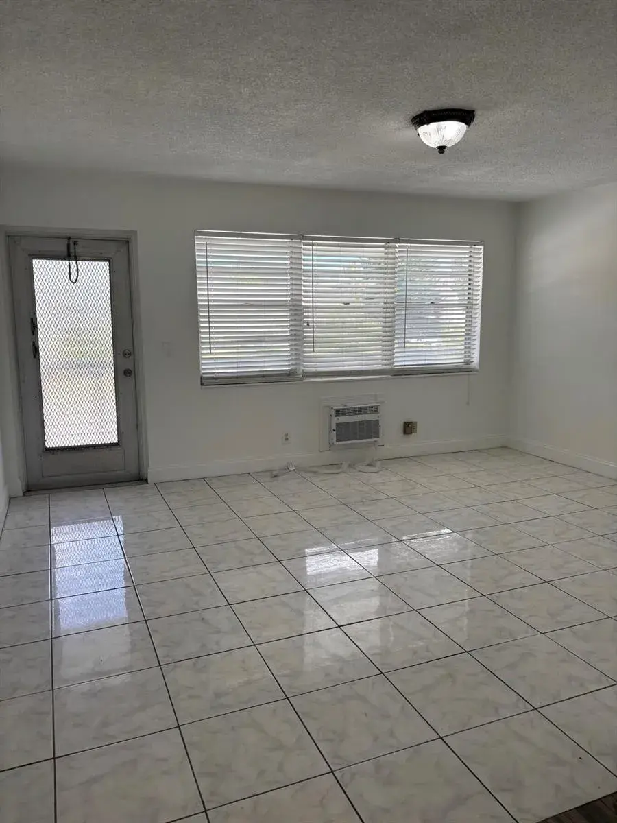 218 Windsor J, West Palm Beach FL 33417 photo 2