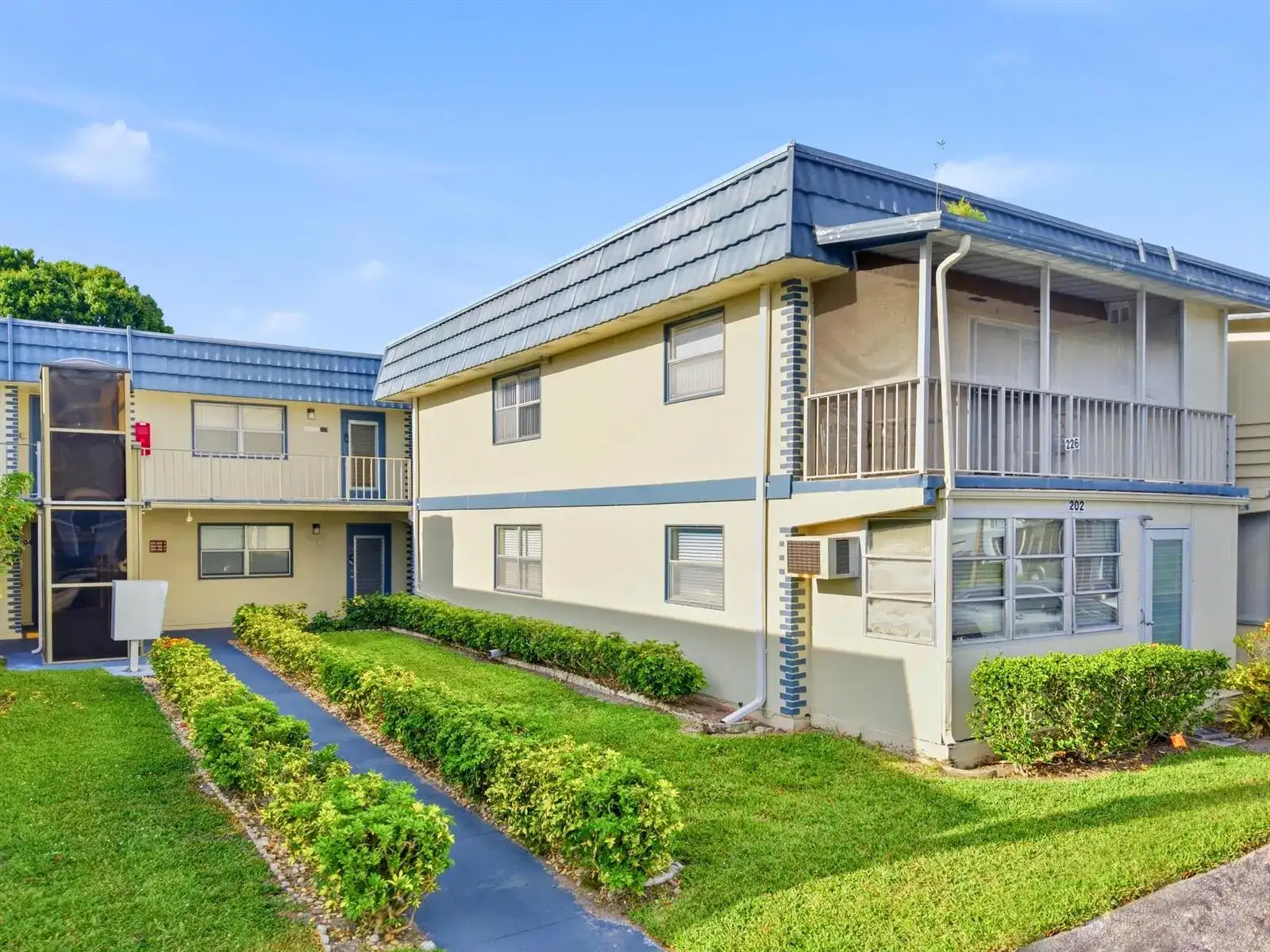 202 Brittany E, Delray Beach FL 33446 photo 2