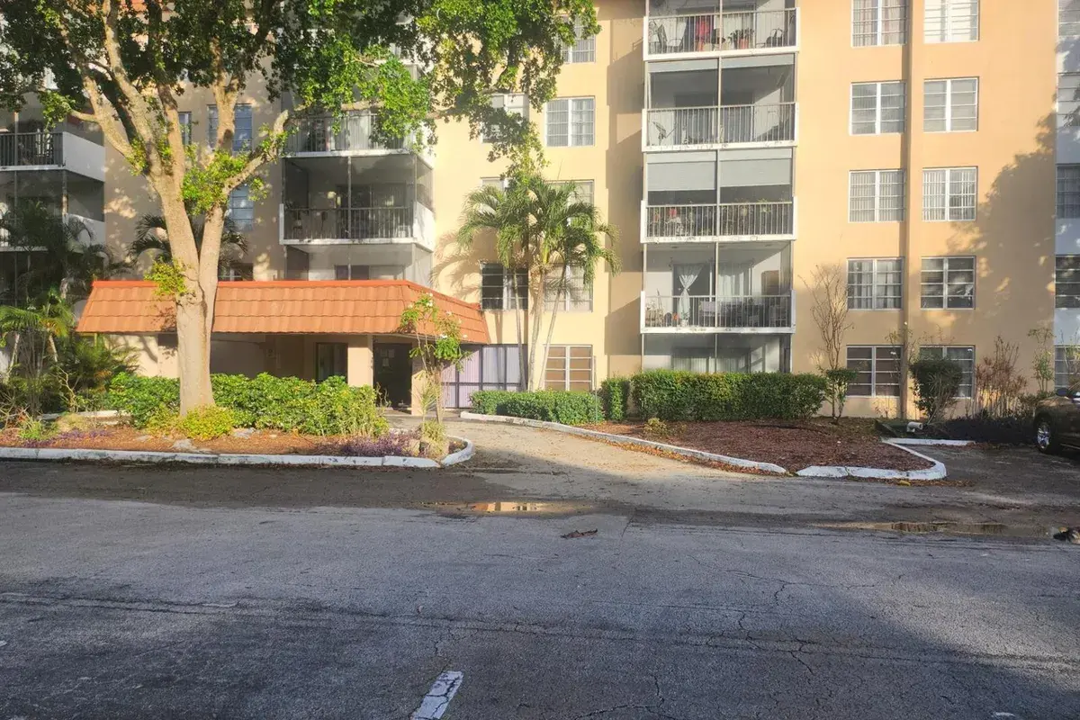 4160 Inverrary Drive # 311, Lauderhill FL 33319