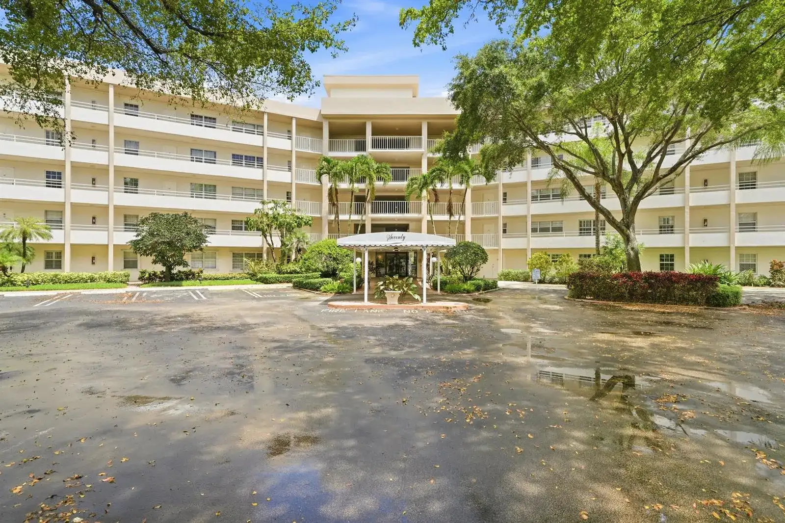 3800 Oaks Clubhouse Drive # 410, Pompano Beach FL 33069 photo 2