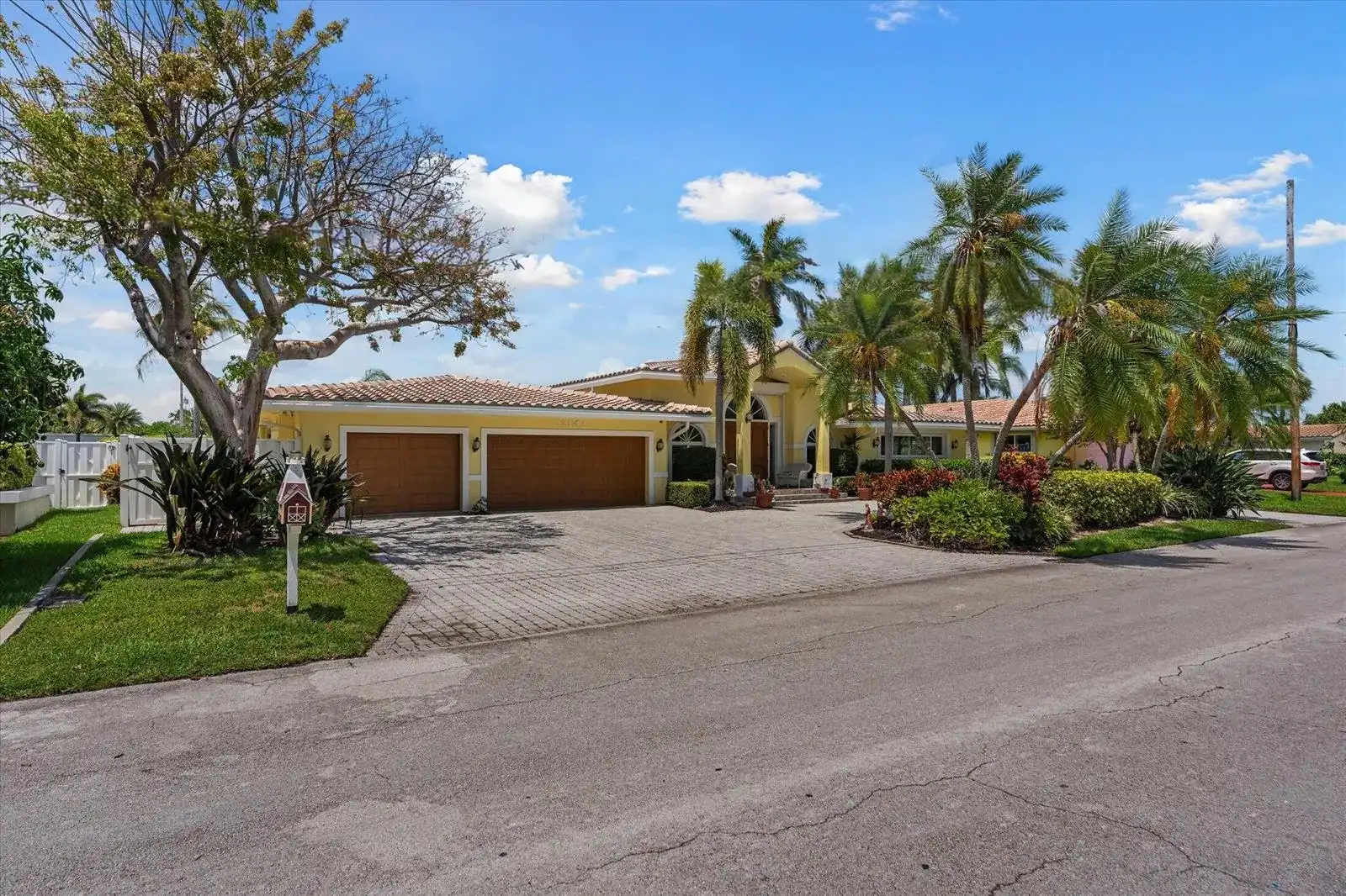 2141 NE 29th Street, Lighthouse Point FL 33064