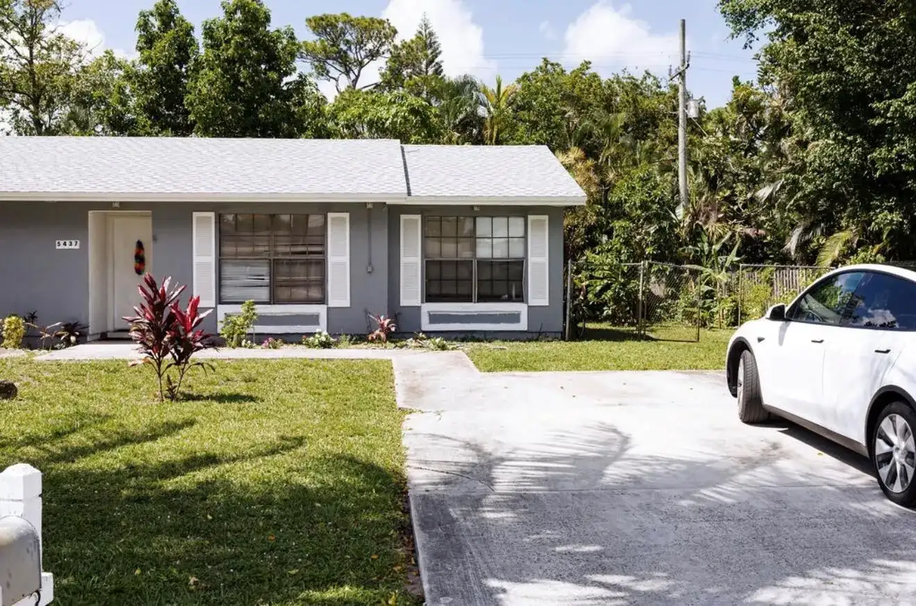 5437 Greenwood Drive, Delray Beach FL 33484 photo 2