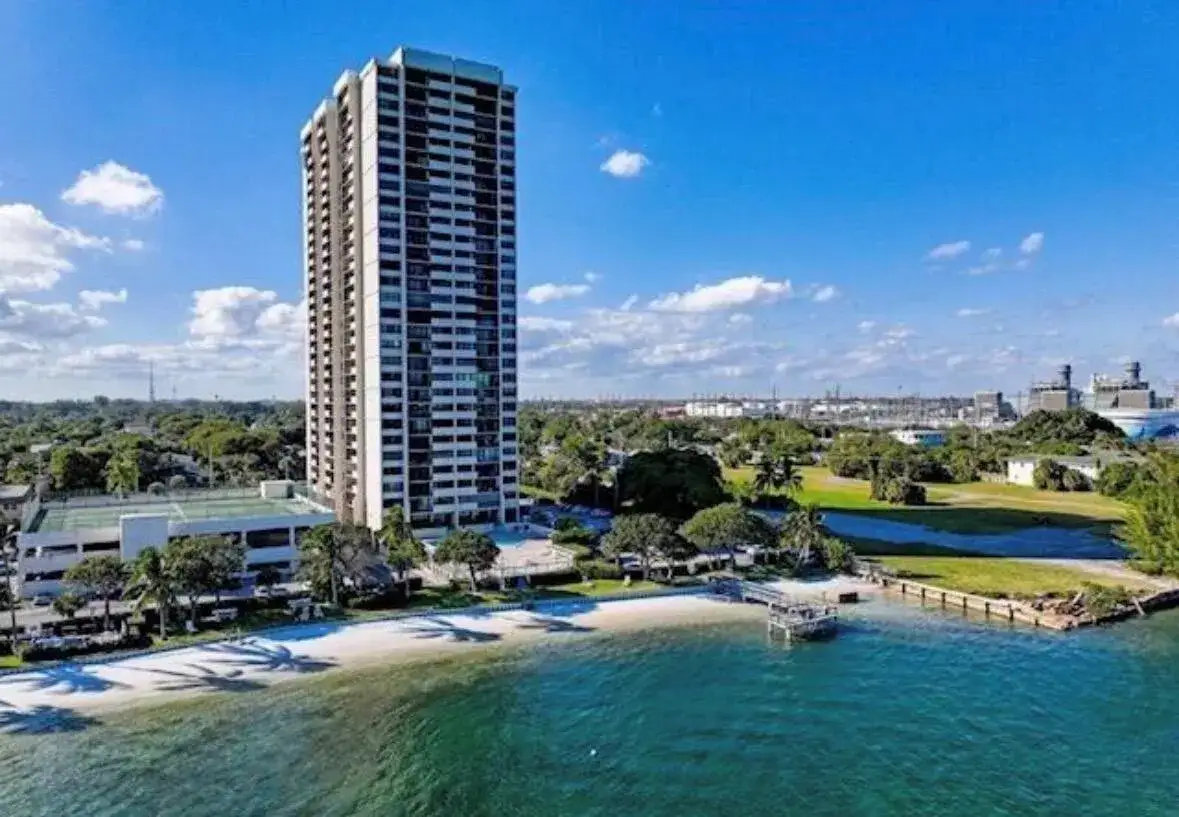 5600 N Flagler Drive # 1204, West Palm Beach FL 33407