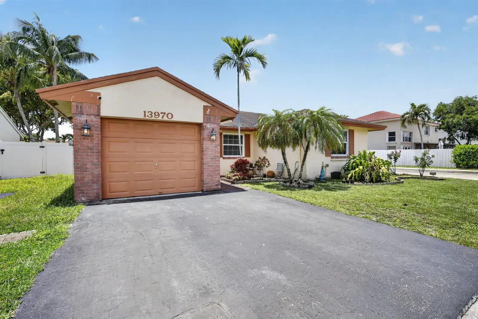 13970 Oaklawn Place, Davie FL 33325