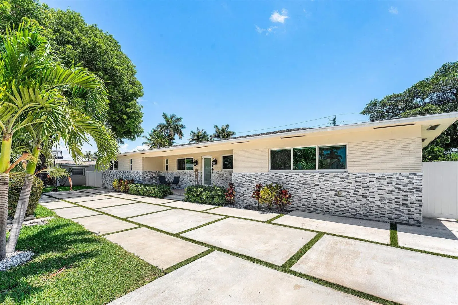 214 SE 5th Street, Dania Beach FL 33004