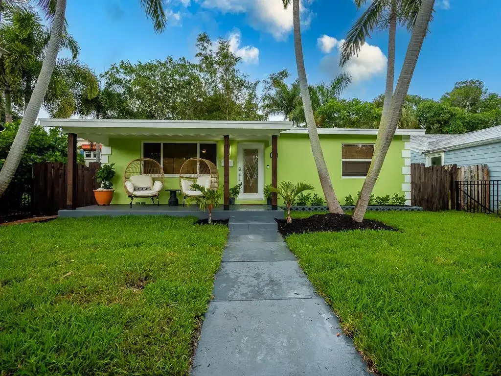 418 N Palmway, FL 33460 photo 2