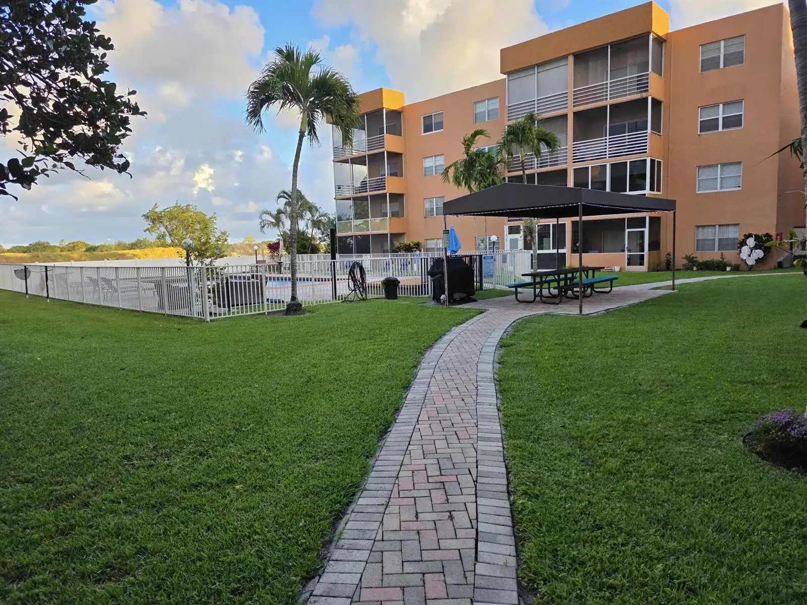 3048 E Sunrise Lakes Drive E # 412, Sunrise FL 33322