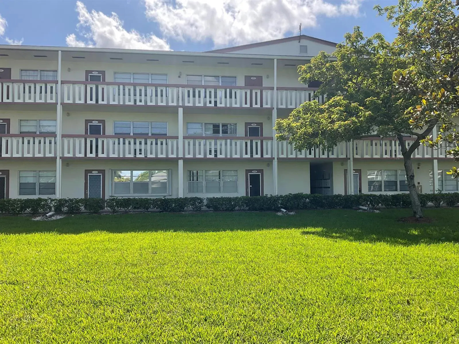 189 E Preston Way, Boca Raton FL 33434 photo 2