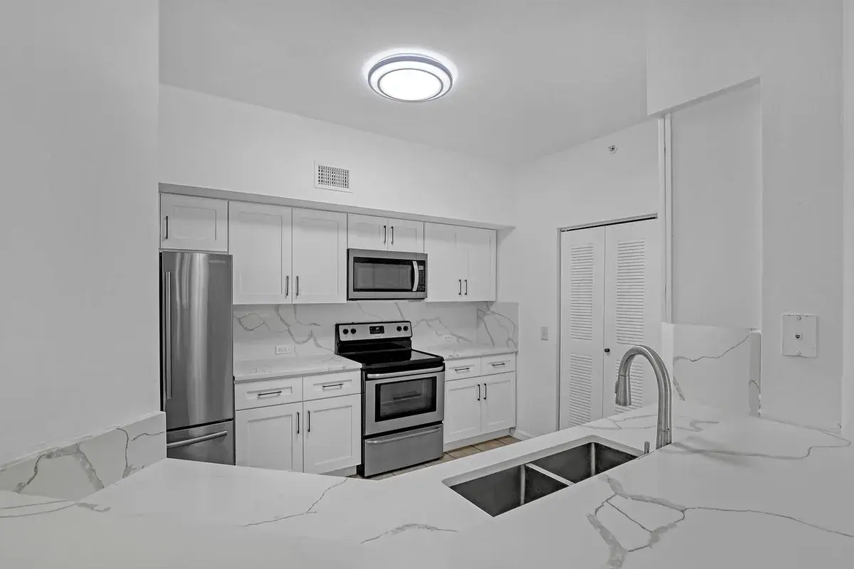 340 Crestwood Circle # 302, Royal Palm Beach FL 33411