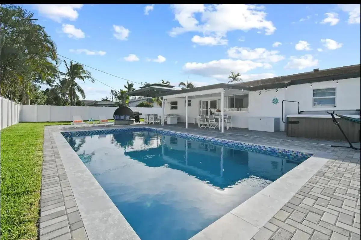 5040 NE 22nd Avenue, Lighthouse Point FL 33064