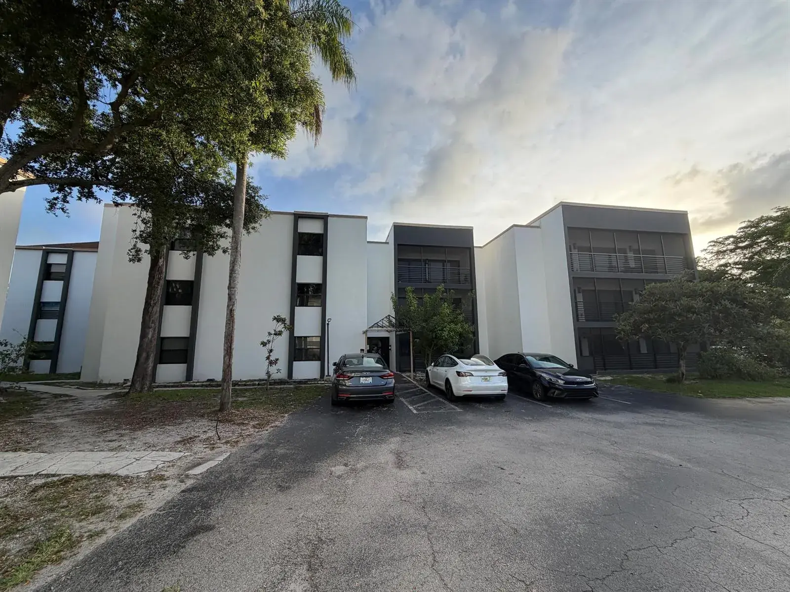 4040 N Hills Drive # 35, Hollywood FL 33021