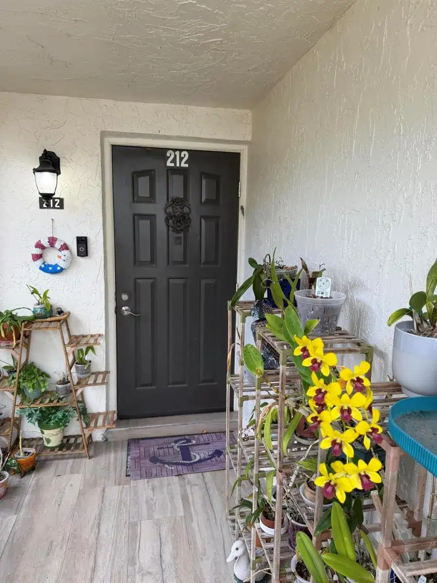 212 Lake Susan Lane, West Palm Beach FL 33411 photo 4