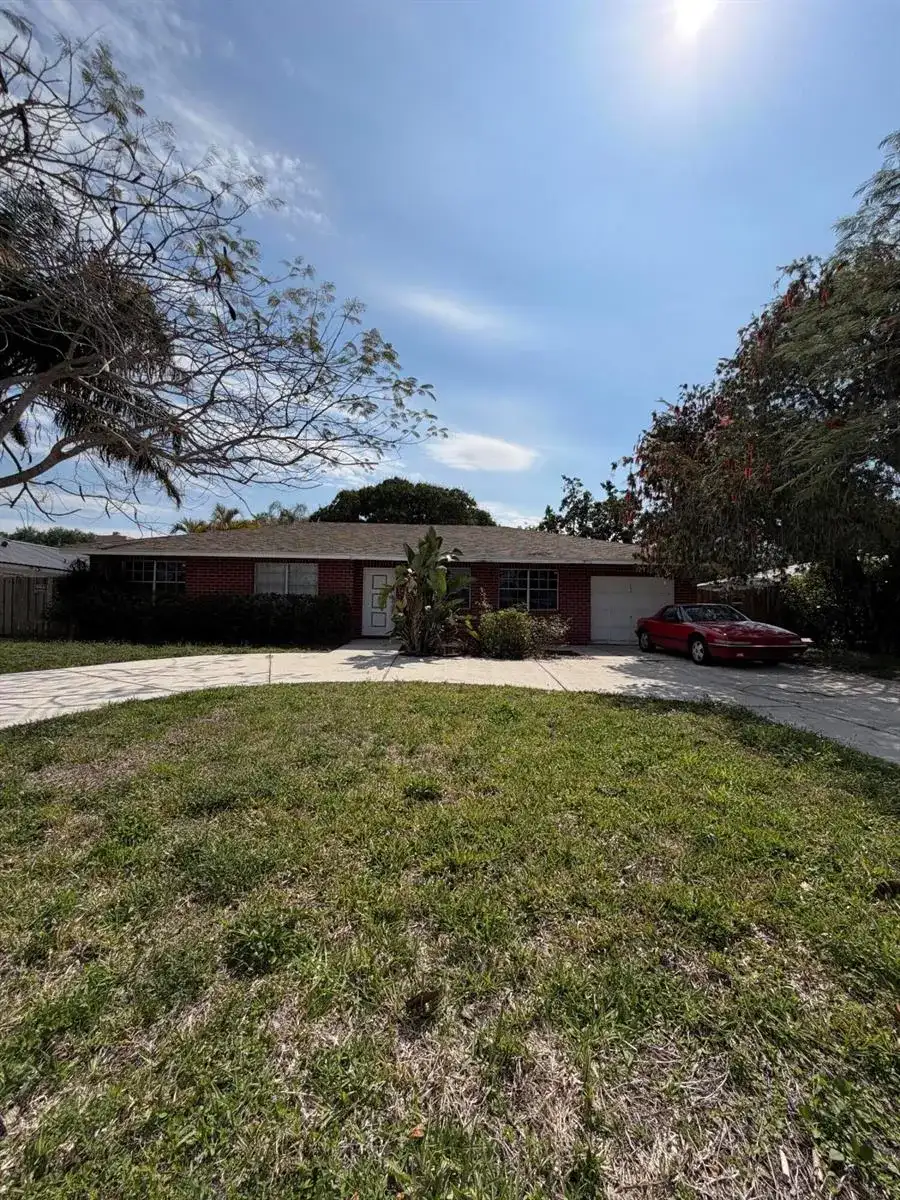 104 W Swan Pkwy Parkway W, Royal Palm Beach FL 33411