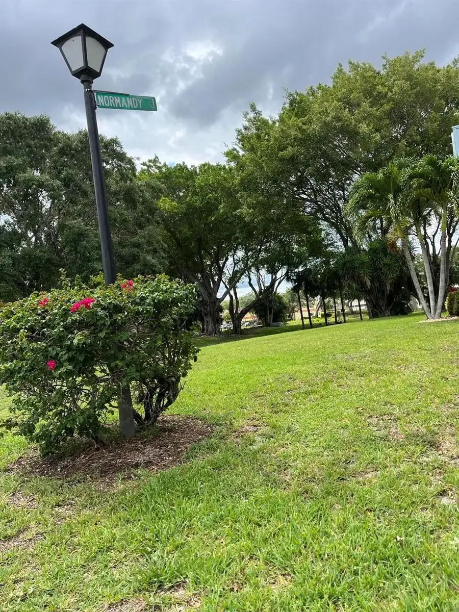 434 Normandy # J, Delray Beach FL 33484 photo 2