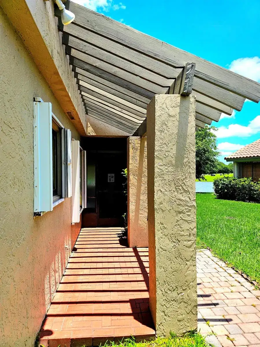 566 Village Lake Drive, Weston FL 33326 photo 3
