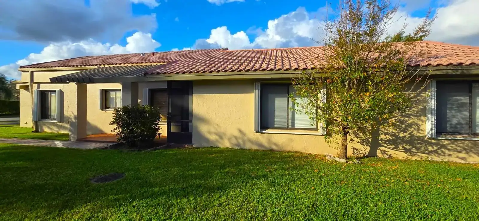 566 Village Lake Drive, Weston FL 33326 photo 4