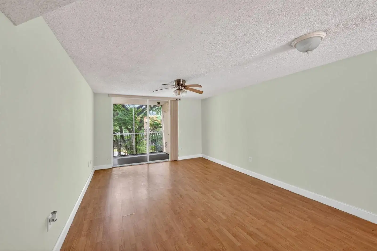 8373 Lake Drive Apt 307, Doral FL 33166 photo 3
