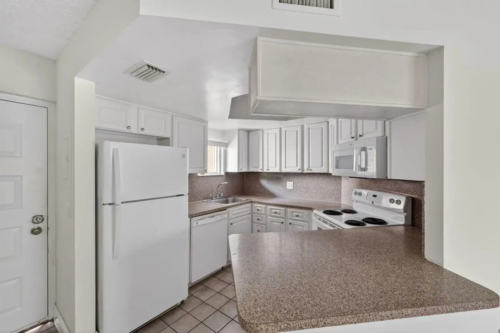8373 Lake Drive Apt 307, Doral FL 33166 photo 4
