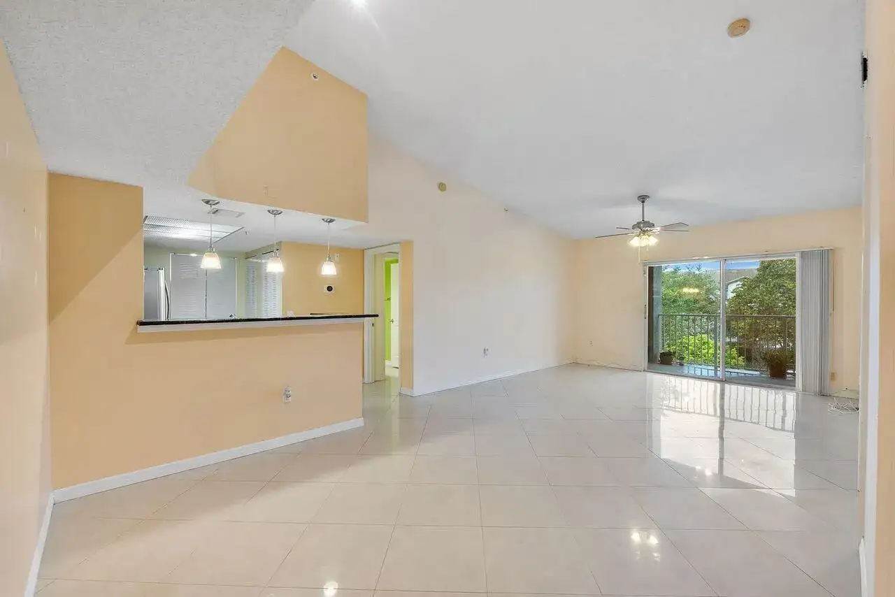 5011 Wiles Road Unit 303, Coconut Creek FL 33073 photo 2