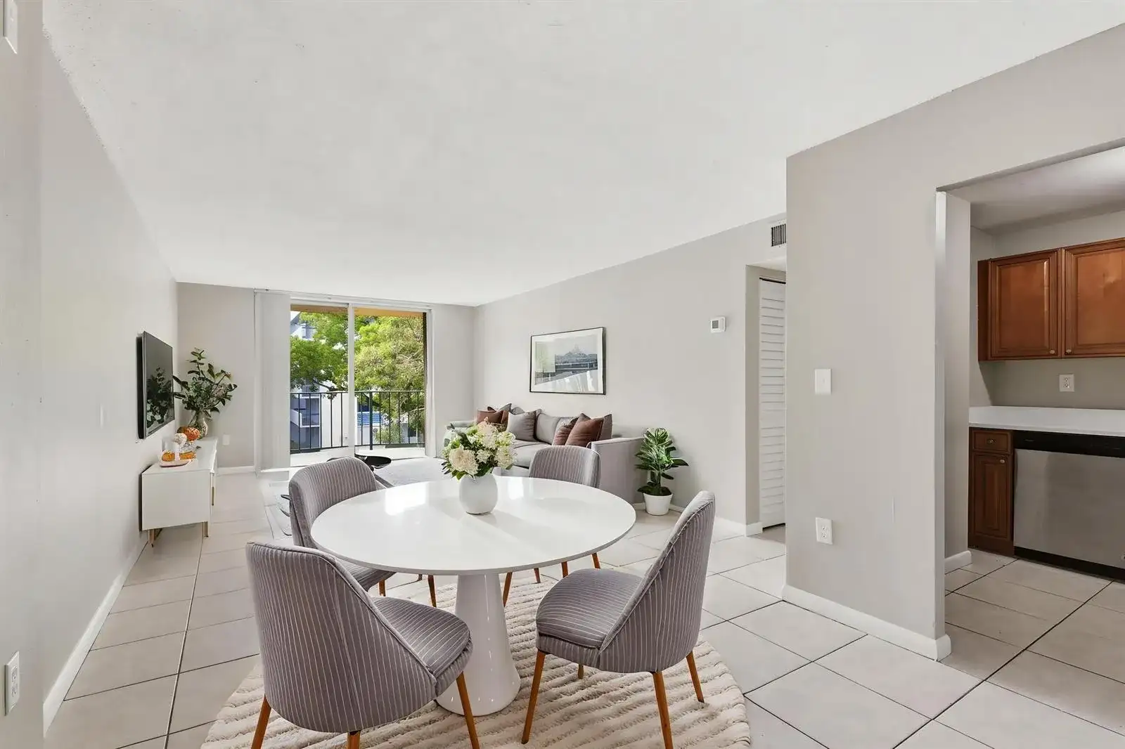 9360 Fontainebleau Boulevard Apt 310, Miami FL 33172 photo 4