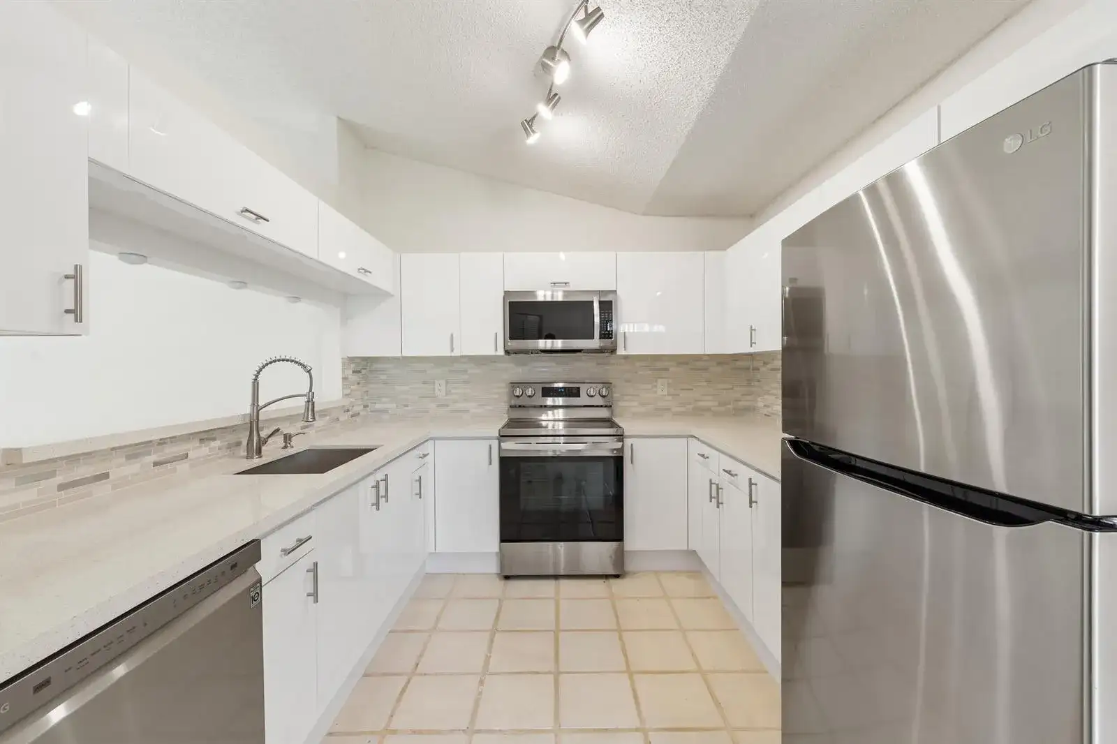 7219 Le Chalet Boulevard, Boynton Beach FL 33472 photo 2