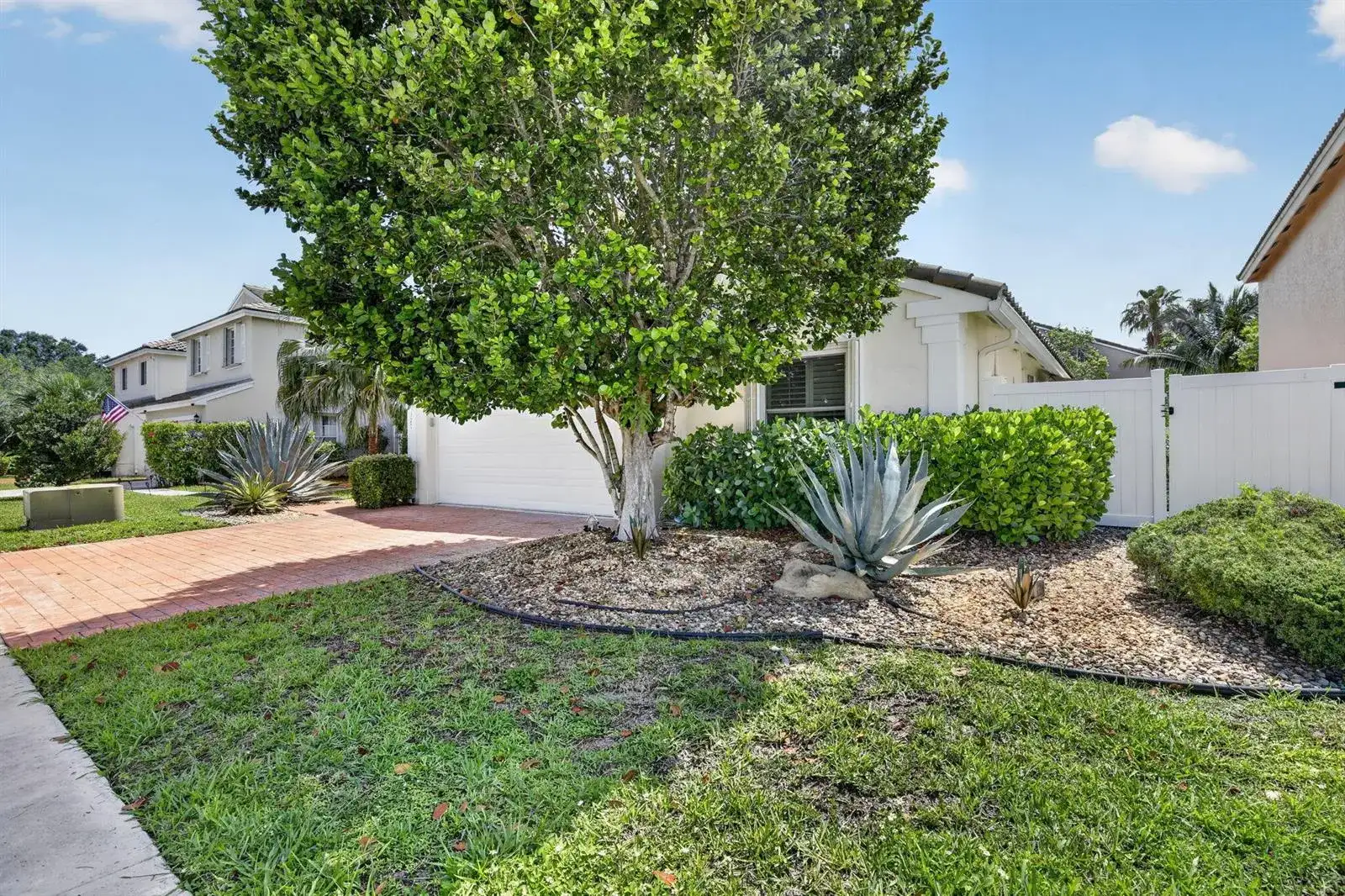 327 SW 191st Terrace, Pembroke Pines FL 33029 photo 2