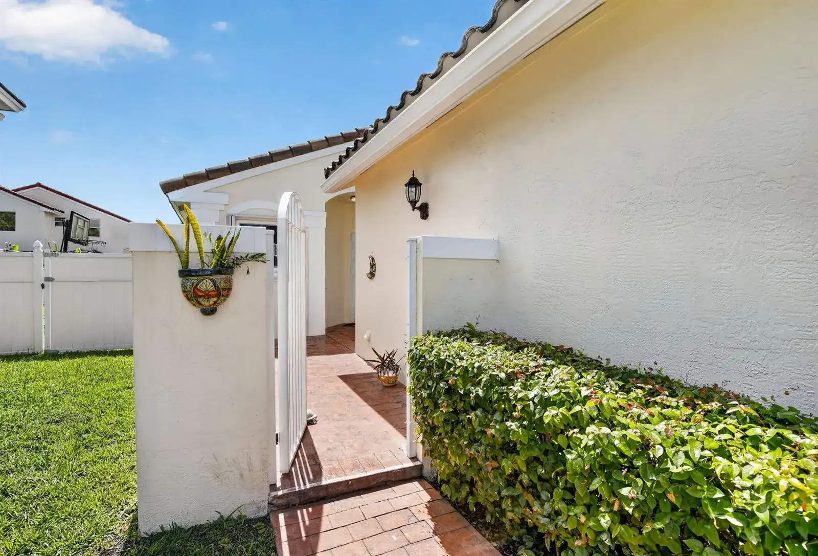 327 SW 191st Terrace, Pembroke Pines FL 33029 photo 4