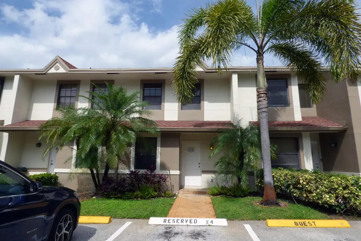 227 City View Drive, Fort Lauderdale FL 33311