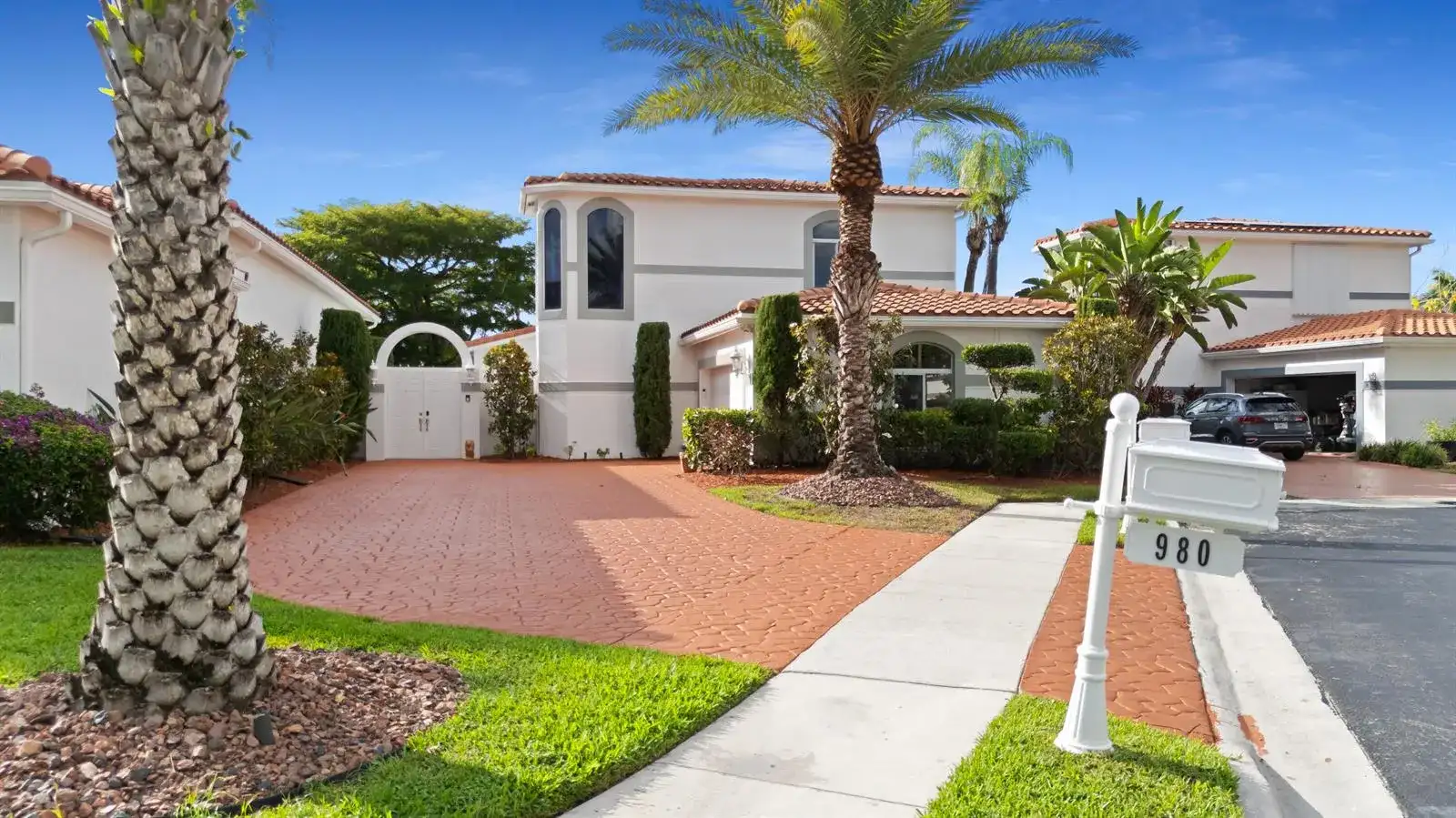 980 Bel Aire Drive West, Pembroke Pines FL 33027 photo 2