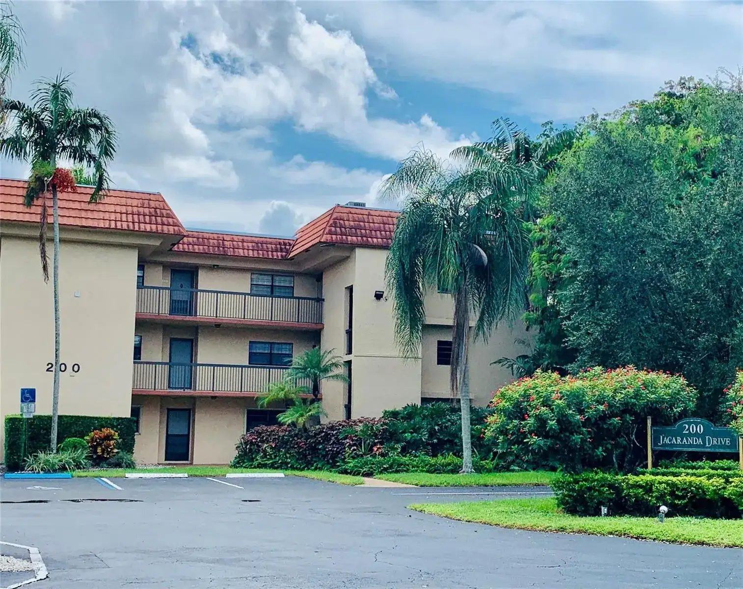 200 Jacaranda Country Club Drive # 1b, Plantation FL 33324